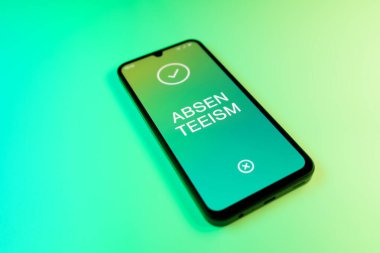 Yeşil arkaplandaki telefon yokluk metnini görüntüler.