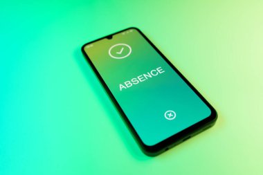 Yeşil arkaplan üzerindeki telefon yokluk metni görüntüler.