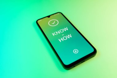 Yeşil arkaplan üzerindeki telefon Bilge metni görüntüler.