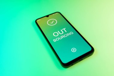 Yeşil arkaplandaki telefon dış kaynak metni görüntüler.