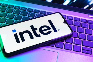 Prag, Çek Cumhuriyeti - 08 01 2025: Bilgisayarın klavyesinde duran bir cep telefonu Intel logosunu gösterir. Intel işlemci ve bilgisayar donanımı üreten bir teknoloji şirketidir..