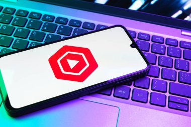 Prag, Çek Cumhuriyeti - 08 01 2025: Laptop klavyesinde duran bir cep telefonu Youtube Stüdyo logosunu görüntüler. Youtube Studio YouTube kanallarını yönetmek ve analiz etmek için bir platformdur.