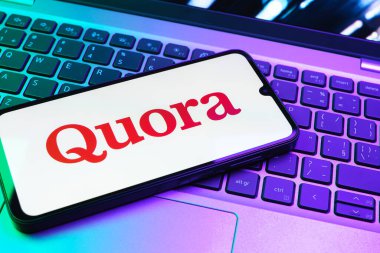 Prag, Çek Cumhuriyeti - 08 01 2025: Klavyede duran bir cep telefonu Quora logosunu gösteriyor. Quora soru sormak ve bilgi paylaşmak için bir platformdur..