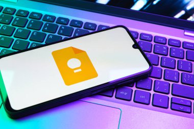 Prag, Çek Cumhuriyeti - 08 01 2025: Dizüstü bilgisayarda bulunan bir cep telefonu Google Keep logosunu görüntüler. Google Keep notlar, listeler ve hatırlatıcılar için bir platformdur.