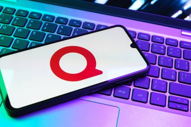 Prag, Çek Cumhuriyeti - 08 01 2025: Klavyede duran bir cep telefonu Quora logosunu gösteriyor. Quora soru sormak ve bilgi paylaşmak için bir platformdur..