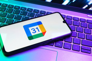Prag, Çek Cumhuriyeti - 08 01 2025: Dizüstü bilgisayarda bulunan bir cep telefonu Google Takvim logosunu görüntüler. Google Takvimi olayları zamanlamak ve yönetmek için bir platformdur.