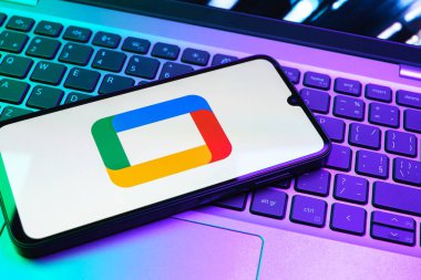 Prag, Çek Cumhuriyeti - 08 01 2025: Laptop klavyesinde uzanan bir cep telefonu Google TV logosunu gösteriyor. Google TV film, program ve uygulamalar için bir platformdur..