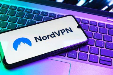 Prag, Çek Cumhuriyeti - 08 01 2025: Klavyede bulunan bir cep telefonu NordVPN logosunu gösteriyor. NordVPN güvenli ve özel internet taraması için bir platformdur.