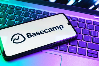 Prag, Çek Cumhuriyeti - 08 01 2025: Bilgisayarın klavyesinde duran bir cep telefonu Basecamp logosunu gösterir. Temel amfi, takım işbirliği ve proje organizasyonu için bir platformdur..