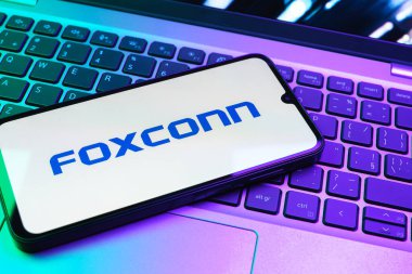 Prag, Çek Cumhuriyeti - 08 01 2025: Klavyede duran bir cep telefonu Foxconn logosunu gösteriyor. Foxconn elektronik ve parça üreten bir şirket..
