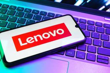 Prag, Çek Cumhuriyeti - 08 01 2025: Klavyede duran bir cep telefonu Lenovo logosunu gösteriyor. Lenovo bilgisayar ve elektronik üreten bir teknoloji şirketidir..