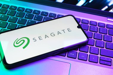 Prag, Çek Cumhuriyeti - 08 01 2025: Laptop klavyesinde duran bir cep telefonu Seagate logosunu gösteriyor. Seagate sabit disk ve depolama çözümleri üreten bir şirkettir..