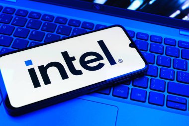 Prag, Çek Cumhuriyeti - 08 01 2025: Bilgisayarın klavyesinde duran bir cep telefonu Intel logosunu gösterir. Intel işlemci ve bilgisayar donanımı üreten bir teknoloji şirketidir..