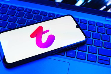 Prag, Çek Cumhuriyeti - 08 01 2025: Dizüstü bilgisayarın üzerinde duran bir cep telefonu Tango logosunu gösteriyor. Tango, görüntülü aramalar, mesajlar ve canlı yayınlar için sosyal bir uygulama..