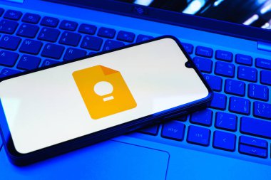 Prag, Çek Cumhuriyeti - 08 01 2025: Dizüstü bilgisayarda bulunan bir cep telefonu Google Keep logosunu görüntüler. Google Keep notlar, listeler ve hatırlatıcılar için bir platformdur.