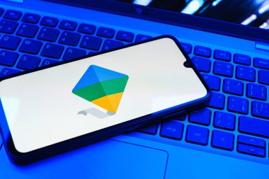 Prag, Çek Cumhuriyeti - 08 01 2025: Dizüstü bilgisayarda bulunan bir cep telefonu Google Family Link logosunu görüntüler. Google Family Link ebeveyn denetimi ve çocuk hesabı yönetimi için bir platformdur.