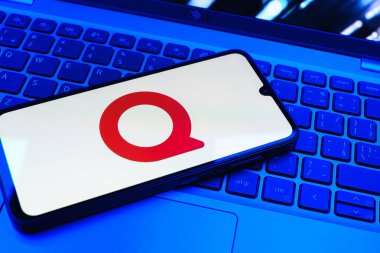 Prag, Çek Cumhuriyeti - 08 01 2025: Klavyede duran bir cep telefonu Quora logosunu gösteriyor. Quora soru sormak ve bilgi paylaşmak için bir platformdur..