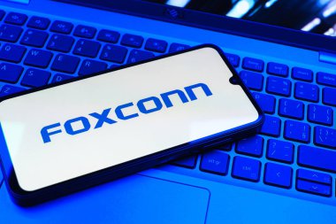 Prag, Çek Cumhuriyeti - 08 01 2025: Klavyede duran bir cep telefonu Foxconn logosunu gösteriyor. Foxconn elektronik ve parça üreten bir şirket..