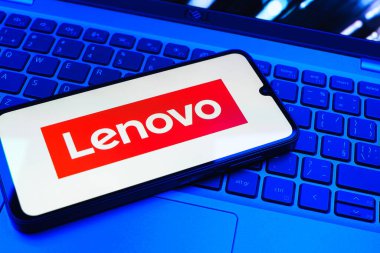 Prag, Çek Cumhuriyeti - 08 01 2025: Klavyede duran bir cep telefonu Lenovo logosunu gösteriyor. Lenovo bilgisayar ve elektronik üreten bir teknoloji şirketidir..
