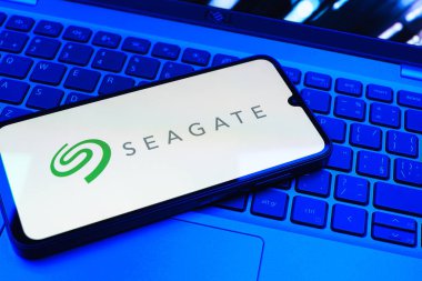 Prag, Çek Cumhuriyeti - 08 01 2025: Laptop klavyesinde duran bir cep telefonu Seagate logosunu gösteriyor. Seagate sabit disk ve depolama çözümleri üreten bir şirkettir..