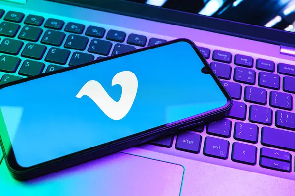 Prag, Çek Cumhuriyeti - 08 01 2025: Dizüstü bilgisayarın üzerinde duran bir cep telefonu Vimeo logosunu gösterir. Vimeo, yüksek kaliteli video sunucu ve paylaşımı için bir platformdur.