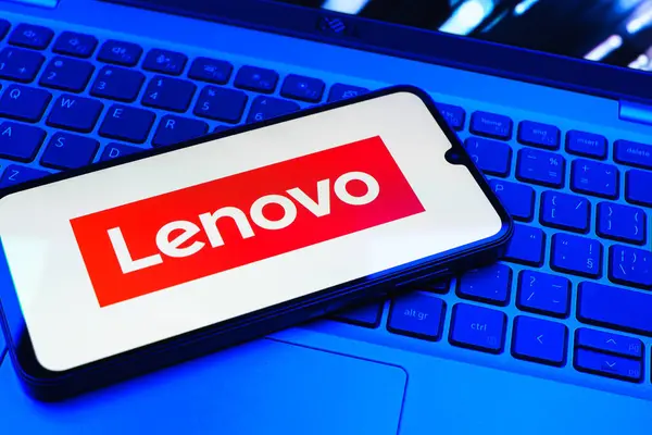 Prag, Çek Cumhuriyeti - 08 01 2025: Klavyede duran bir cep telefonu Lenovo logosunu gösteriyor. Lenovo bilgisayar ve elektronik üreten bir teknoloji şirketidir..