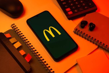 Prag, Çek Cumhuriyeti - 08 18 2025: Merkezinde McDonalds logosu olan bir ofis malzemesi aranjmanı. McDonalds hamburger, patates kızartması ve daha fazlası sunan bir fast-food zinciri..