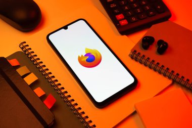 Prag, Çek Cumhuriyeti - 08 18 2025: Merkezde Firefox logosunu gösteren bir cep telefonu ile ofis malzemeleri düzenlemesi. Firefox hızlı ve güvenli internet taraması için bir web tarayıcısıdır.