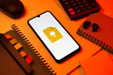 Prag, Çek Cumhuriyeti - 08 18 2025: Merkezde Google Keep logosu sergilenen bir cep telefonu ile ofis malzemeleri düzenlemesi. Google Keep notlar, listeler ve hatırlatıcılar için bir platformdur.