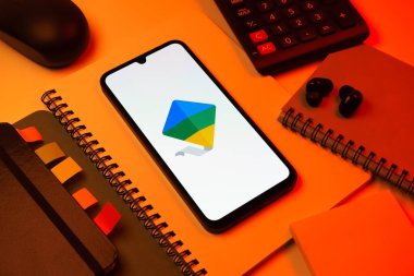 Prag, Çek Cumhuriyeti - 08 18 2025: Merkezde Google Family Link logosunu gösteren bir cep telefonu ile ofis malzemeleri düzenlemesi. Google Family Link ebeveyn denetimi ve çocuk hesabı yönetimi için bir platformdur.