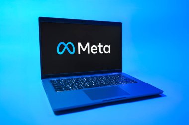 Prag, Çek Cumhuriyeti - 08 01 2025: Tek tip arkaplanda bir dizüstü bilgisayar Meta logosunu gösterir. Meta, Facebook ve Instagram gibi sosyal platformlar sunan bir şirket..