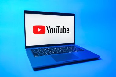 Prag, Çek Cumhuriyeti - 08 01 2025: Üniforma arka planda bir dizüstü bilgisayar Youtube logosunu gösterir. Youtube dünya çapında videoları izlemek ve paylaşmak için bir platform.
