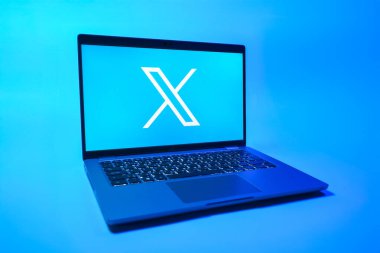 Prag, Çek Cumhuriyeti - 08 01 2025: Tek tip arka planda bir dizüstü bilgisayar X logosunu gösterir. X, kısa gönderileri ve güncellemeleri paylaşmak için bir platformdur.