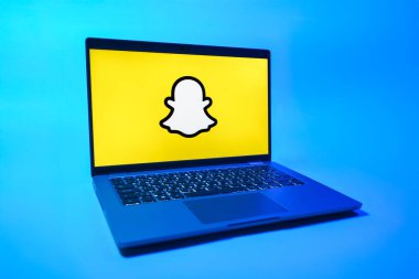 Prag, Çek Cumhuriyeti - 08 01 2025: Tek tip arkaplanda bir dizüstü bilgisayar Snapchat logosunu gösterir. Snapchat fotoğraf, video ve geçici mesajlar göndermek için bir uygulamadır.