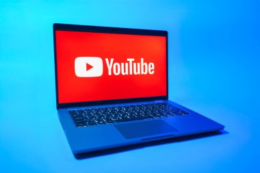 Prag, Çek Cumhuriyeti - 08 01 2025: Üniforma arka planda bir dizüstü bilgisayar Youtube logosunu gösterir. Youtube dünya çapında videoları izlemek ve paylaşmak için bir platform.