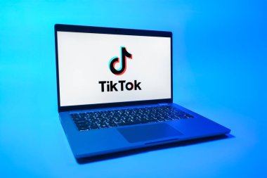 Prag, Çek Cumhuriyeti - 08 01 2025: Tek tip arkaplanda bir dizüstü bilgisayar TikTok logosunu gösteriyor. TikTok kısa, yaratıcı ve viral video platformu.
