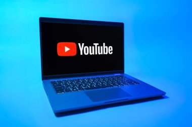 Prag, Çek Cumhuriyeti - 08 01 2025: Üniforma arka planda bir dizüstü bilgisayar Youtube logosunu gösterir. Youtube dünya çapında videoları izlemek ve paylaşmak için bir platform.
