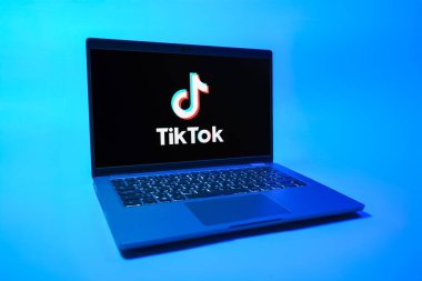 Prag, Çek Cumhuriyeti - 08 01 2025: Tek tip arkaplanda bir dizüstü bilgisayar TikTok logosunu gösteriyor. TikTok kısa, yaratıcı ve viral video platformu.
