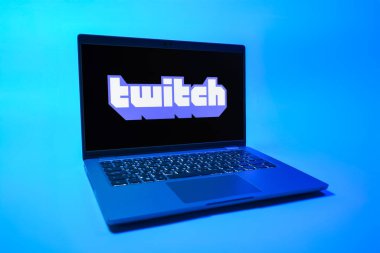 Prag, Çek Cumhuriyeti - 08 01 01 2025: Tek tip arkaplanda bir dizüstü bilgisayar Twitch logosunu gösteriyor. Twitch canlı yayın oyunları ve içeriği için bir platformdur.