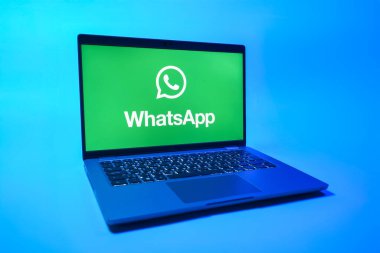 Prag, Çek Cumhuriyeti - 08 01 2025: Uniforma arka planda bir dizüstü bilgisayar WhatsApp logosunu gösterir. WhatsApp mesaj, çağrı ve medya göndermek için bir uygulamadır.