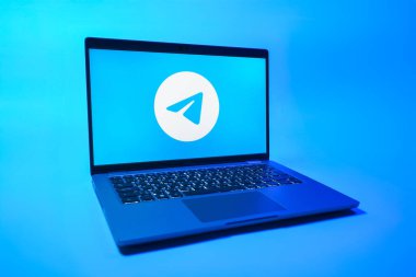 Prag, Çek Cumhuriyeti - 08 01 2025: Tek tip arkaplanda bir dizüstü bilgisayar Telegram logosunu gösterir. Telgraf hızlı ve güvenli iletiler için bir uygulamadır.