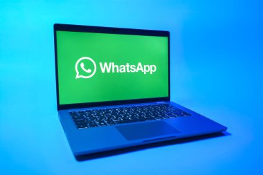 Prag, Çek Cumhuriyeti - 08 01 2025: Uniforma arka planda bir dizüstü bilgisayar WhatsApp logosunu gösterir. WhatsApp mesaj, çağrı ve medya göndermek için bir uygulamadır.