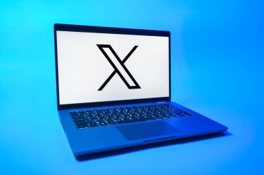 Prag, Çek Cumhuriyeti - 08 01 2025: Tek tip arka planda bir dizüstü bilgisayar X logosunu gösterir. X, kısa gönderileri ve güncellemeleri paylaşmak için bir platformdur.