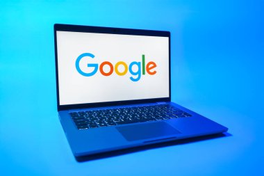 Prag, Çek Cumhuriyeti - 08 01 2025: Tek bir arkaplanda bir dizüstü bilgisayar Google logosunu gösterir. Google bilgi için bir arama motoru ve teknoloji platformudur.