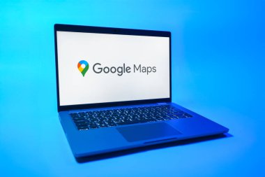 Prag, Çek Cumhuriyeti - 08 01 2025: Google Maps logosunu gösteren bir dizüstü bilgisayar. Google Maps haritalar, navigasyon ve konum hizmetleri için bir platformdur.
