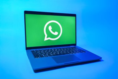 Prag, Çek Cumhuriyeti - 08 01 2025: Uniforma arka planda bir dizüstü bilgisayar WhatsApp logosunu gösterir. WhatsApp mesaj, çağrı ve medya göndermek için bir uygulamadır.