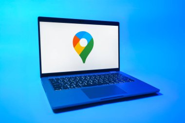 Prag, Çek Cumhuriyeti - 08 01 2025: Google Maps logosunu gösteren bir dizüstü bilgisayar. Google Maps haritalar, navigasyon ve konum hizmetleri için bir platformdur.
