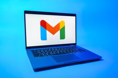 Prag, Çek Cumhuriyeti - 08 01 2025: Tek tip arkaplanda bir dizüstü bilgisayar Google Gmail logosunu gösterir. Google Gmail, mesaj göndermek ve almak için kullanılan bir e-posta servisidir..