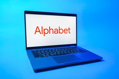 Prag, Çek Cumhuriyeti - 08 01 2025: Tek bir arkaplanda dizüstü bilgisayar Alfabe logosunu gösterir. Alfabe, Google ve diğer teknolojik girişimlerin ana şirketidir..