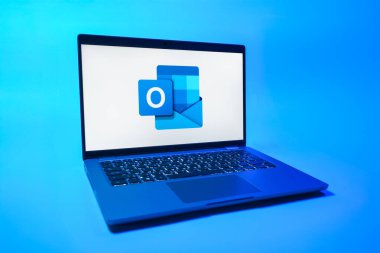 Prag, Çek Cumhuriyeti - 08 01 2025: Tek tip arkaplanda bir dizüstü bilgisayar Outlook logosunu gösterir. Outlook iletileri göndermek ve yönetmek için bir e- posta platformudur.